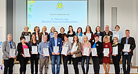 Gruppenfoto: Die Partner*innen im BGA halten ihre BGA-Mitgliedschaftsurkunden in den Händen