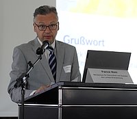 Staatssekretär Patrick Wahl hält das Grußwort