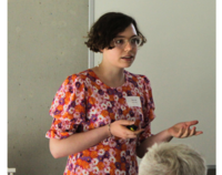 Paula Teich, Projektkoordinatorin von EMOTIKON, stellt das Projekt vor.