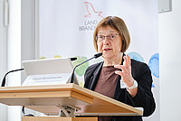 Ministerin Ursula Nonnemacher hält das Grußwort