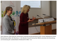 Gitta Hüttmann (Überregionale Arbeitsstelle Frühförderung Brandenburg) und Dr. Kristin Mühlenbruch (LAVG Brandenburg) stellten den Beschluss 1 „Das Bündnis Gesund Aufwachsen (BGA) unterstützt die Entwicklung und Umsetzung der Landesinitiative Kindeswohl im Blick.“ vor.