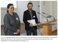 Dr. Petra Degenhardt (Klinikum Ernst von Bergmann) und Hans Leitner (Fachstelle Kinderschutz, Start gGmbH) stellten den Beschluss 8 „Die Prävention von Verletzungen durch Unfälle und Gewalt bei Kindern und Jugendlichen im Land Brandenburg wird gestärkt.“ vor.