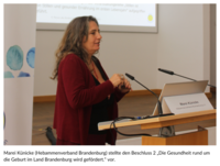 Marei Künicke (Hebammenverband Brandenburg) stellte den Beschluss 2 „Die Gesundheit rund um die Geburt im Land Brandenburg wird gefördert.“ vor.